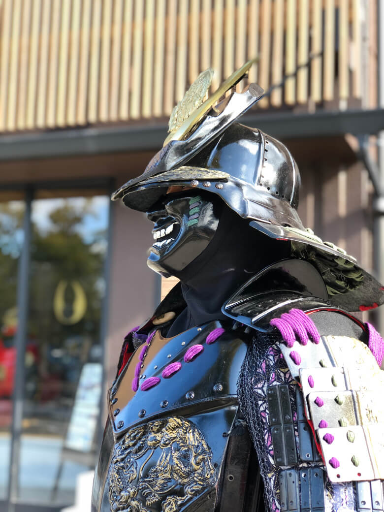 “SAMURAI”鹿庭ならでは宮島侍の甲冑がお出迎え